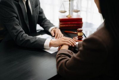 Abogado ofreciendo asesoría legal para enfrentar la deportación y expulsión en Estados Unidos Abogado ofreciendo asesoría legal para enfrentar la deportación y expulsión en Estados Unidos