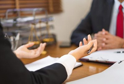 Abogados discutiendo el impacto de la deportación en el estatus migratorio en Estados Unidos Abogados discutiendo el impacto de la deportación en el estatus migratorio en Estados Unidos