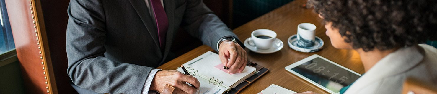 Abogado mostrando las opciones legales para su cliente con orden de deportación en Estados Unidos Abogado mostrando las opciones legales para su cliente con orden de deportación en Estados Unidos