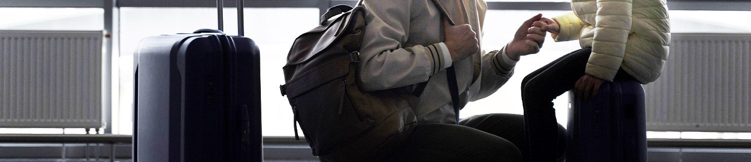 Padre despidiéndose de su hijo tras haber sido emitida una orden de deportación Padre despidiéndose de su hijo tras haber sido emitida una orden de deportación
