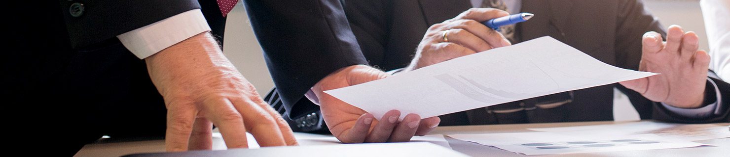 Abogado dando consejos legales para evitar el proceso de Desnaturalización en Estados Unidos Abogado dando consejos legales para evitar el proceso de Desnaturalización en Estados Unidos
