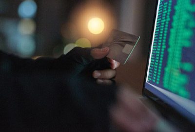Persona realizando fraudes informáticos que podrían llevarlo a un proceso de sección de desnaturalización Persona realizando fraudes informáticos que podrían llevarlo a un proceso de sección de desnaturalización