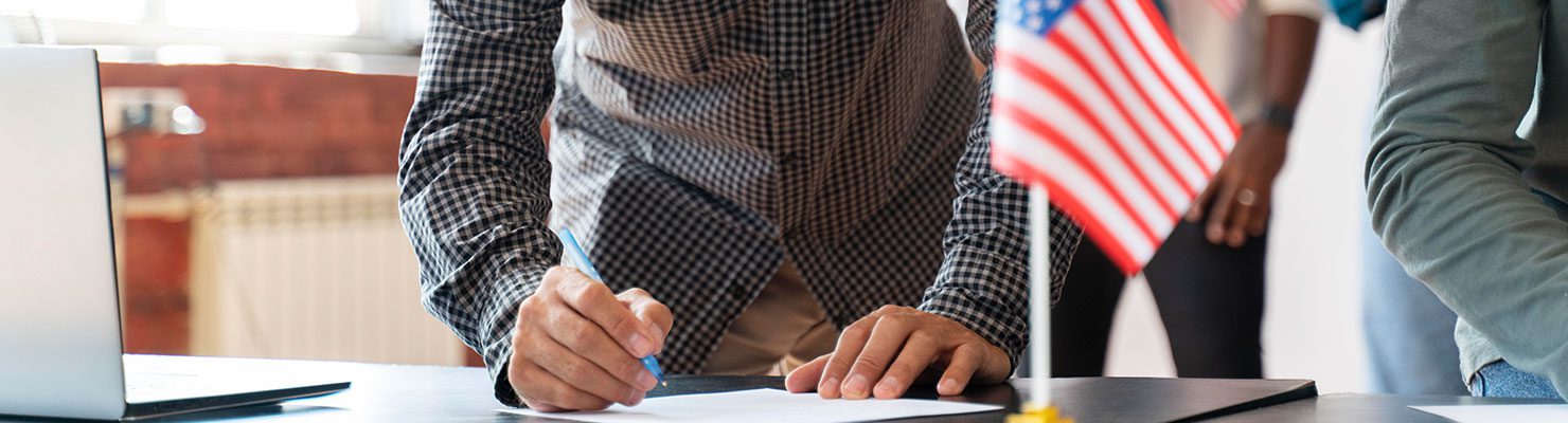 Persona revisando los aspectos clave del proceso de desnaturalización para ciudadanos naturalizados Persona revisando los aspectos clave del proceso de desnaturalización para ciudadanos naturalizados