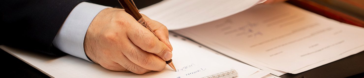 Abogado prepara una solicitud de visa de prometidos para sus clientes en Estados Unidos Abogado prepara una solicitud de visa de prometidos para sus clientes en Estados Unidos