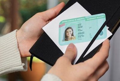 Mujer recibe una Green Card luego de haber solicitado una visa de prometidos Mujer recibe una Green Card luego de haber solicitado una visa de prometidos