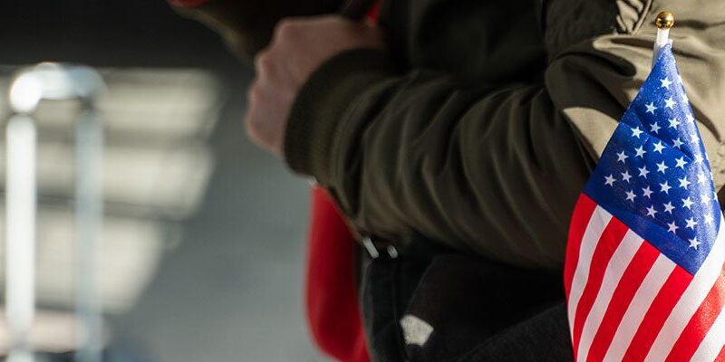 Persona busca los beneficios de la inmigración a Estados Unidos por razones humanitarias