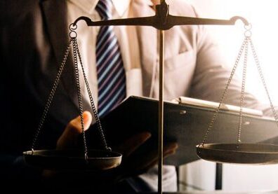 Persona reuniéndose con abogado para discutir la cancelación de remoción y los riesgos de deportación Persona reuniéndose con abogado para discutir la cancelación de remoción y los riesgos de deportación