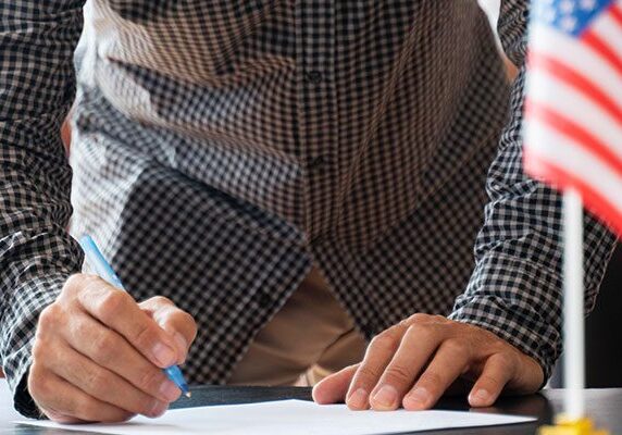 Persona revisando los aspectos clave del proceso de desnaturalización para ciudadanos naturalizados